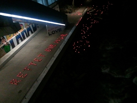 Aktivismus an der Murpromenade nahe der Grazer Hauptbrücke: Kerzen bilden den Schriftzug "Rettet die Mur", Protest im Oktober 2011